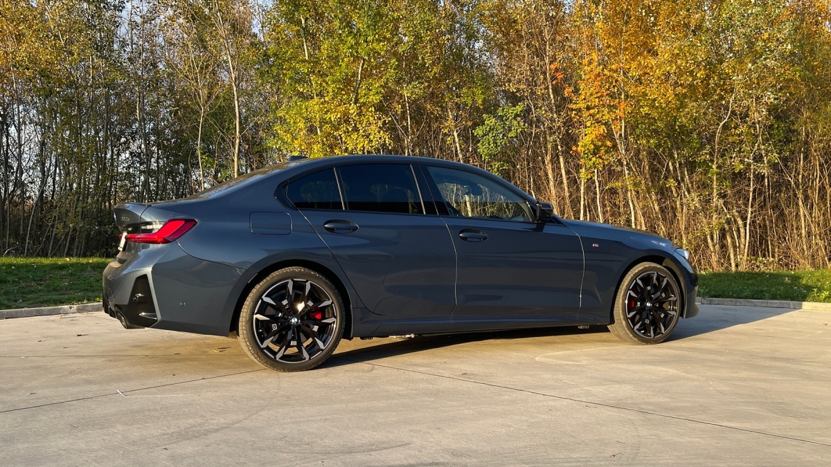 BMW 330e xDrive (2024)