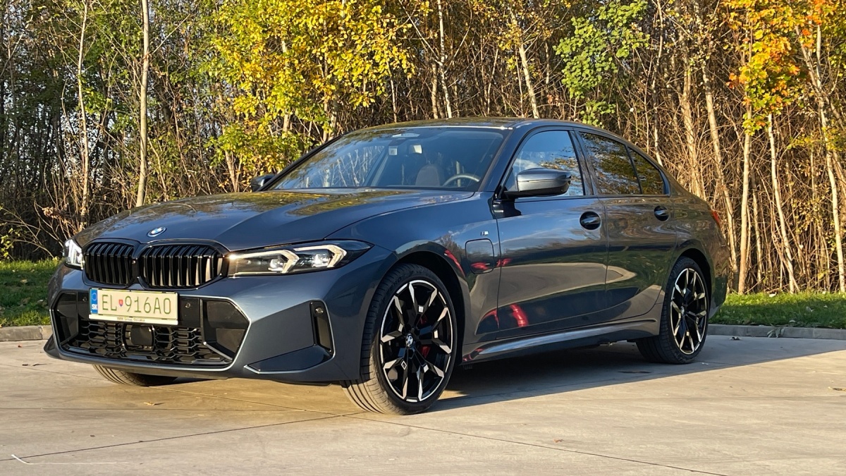 BMW 330e xDrive (2024)