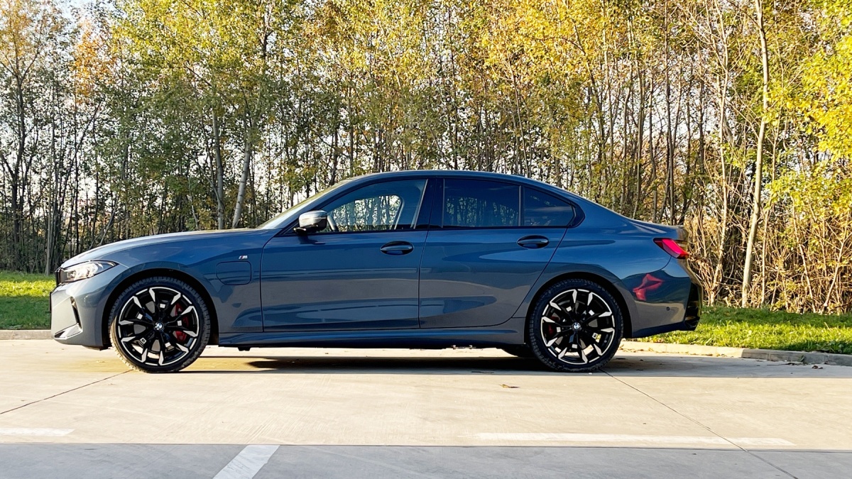 BMW 330e xDrive (2024)