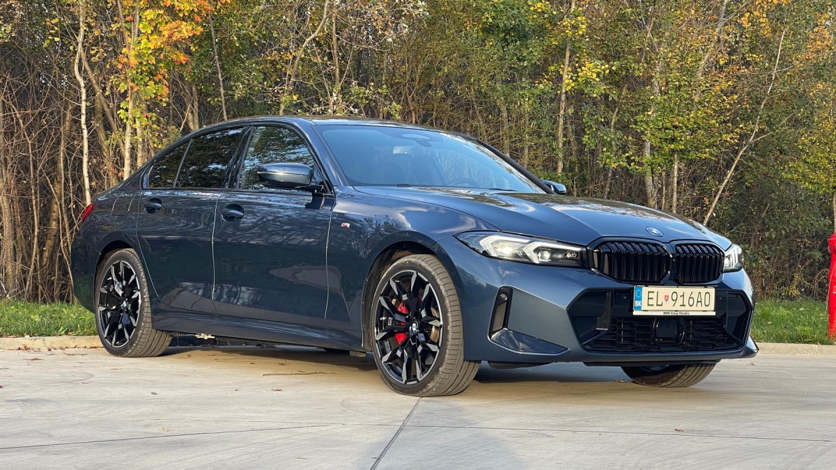 BMW 330e xDrive (2024)