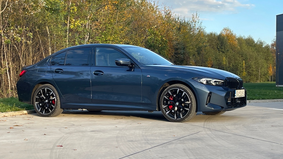 BMW 330e xDrive (2024)