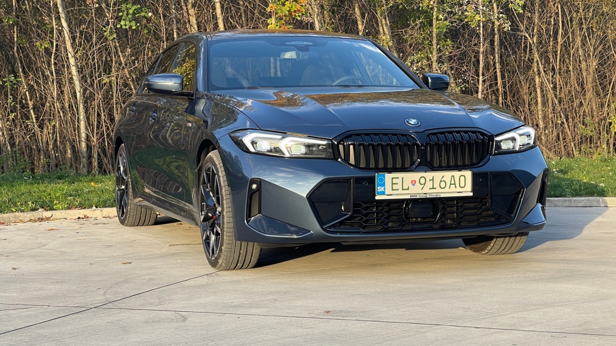 BMW 330e xDrive (2024)