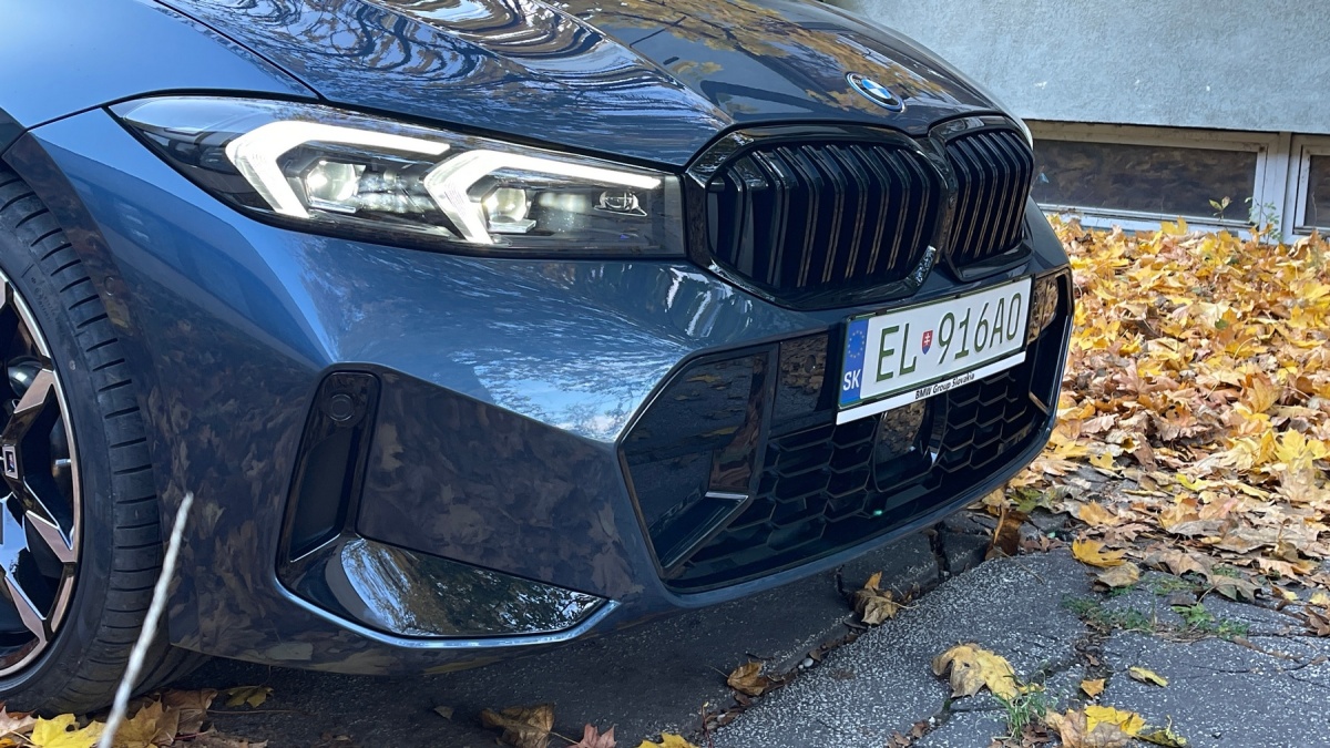 BMW 330e xDrive (2024)