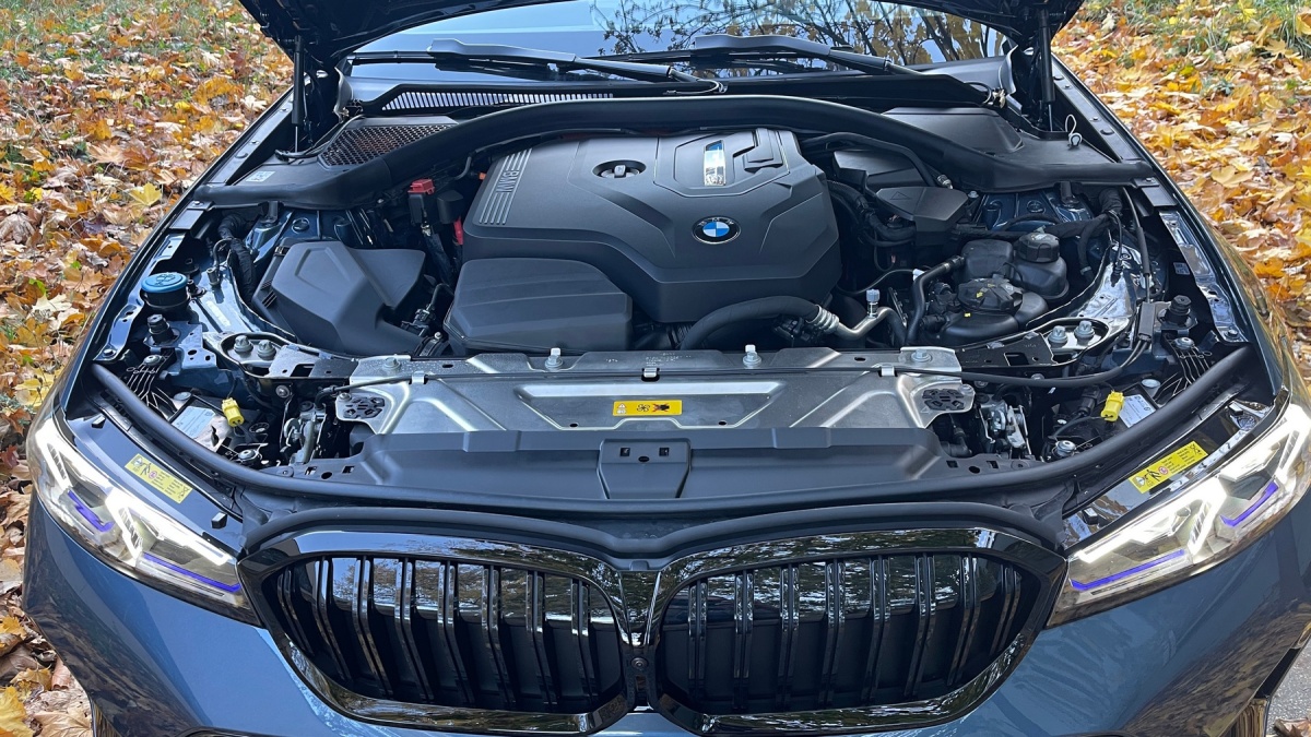 BMW 330e xDrive (2024)