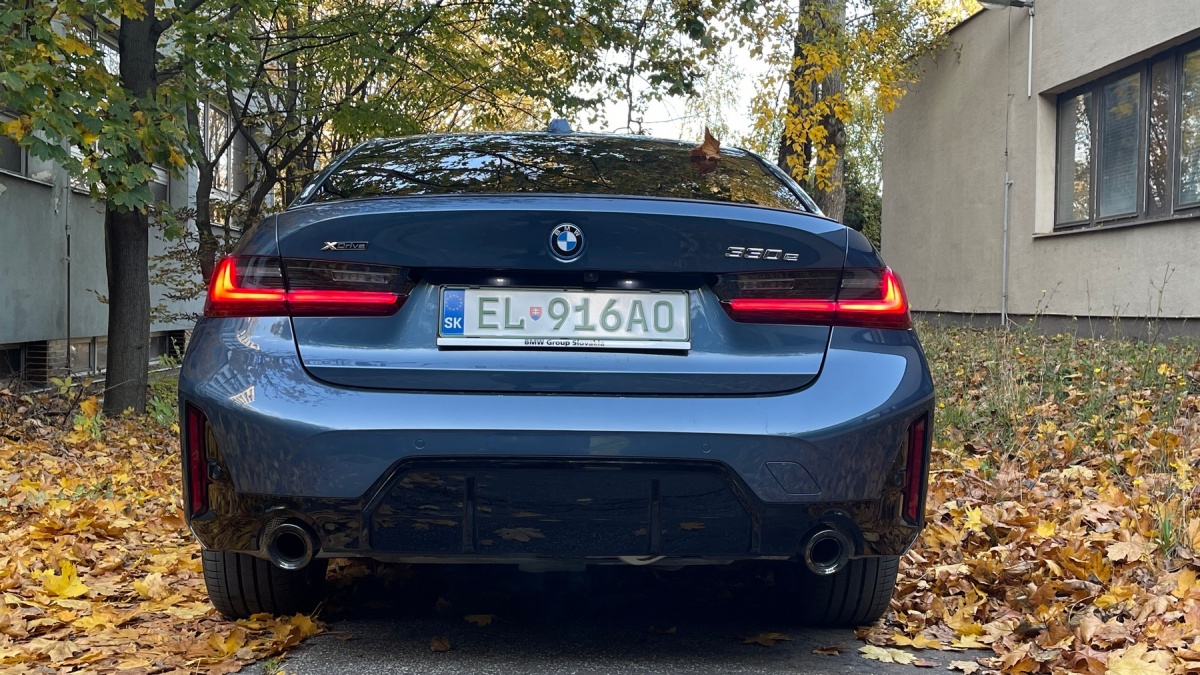 BMW 330e xDrive (2024)