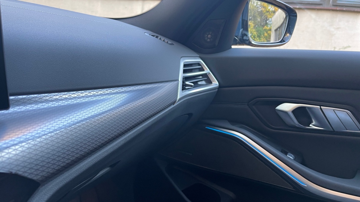 BMW 330e xDrive (2024)