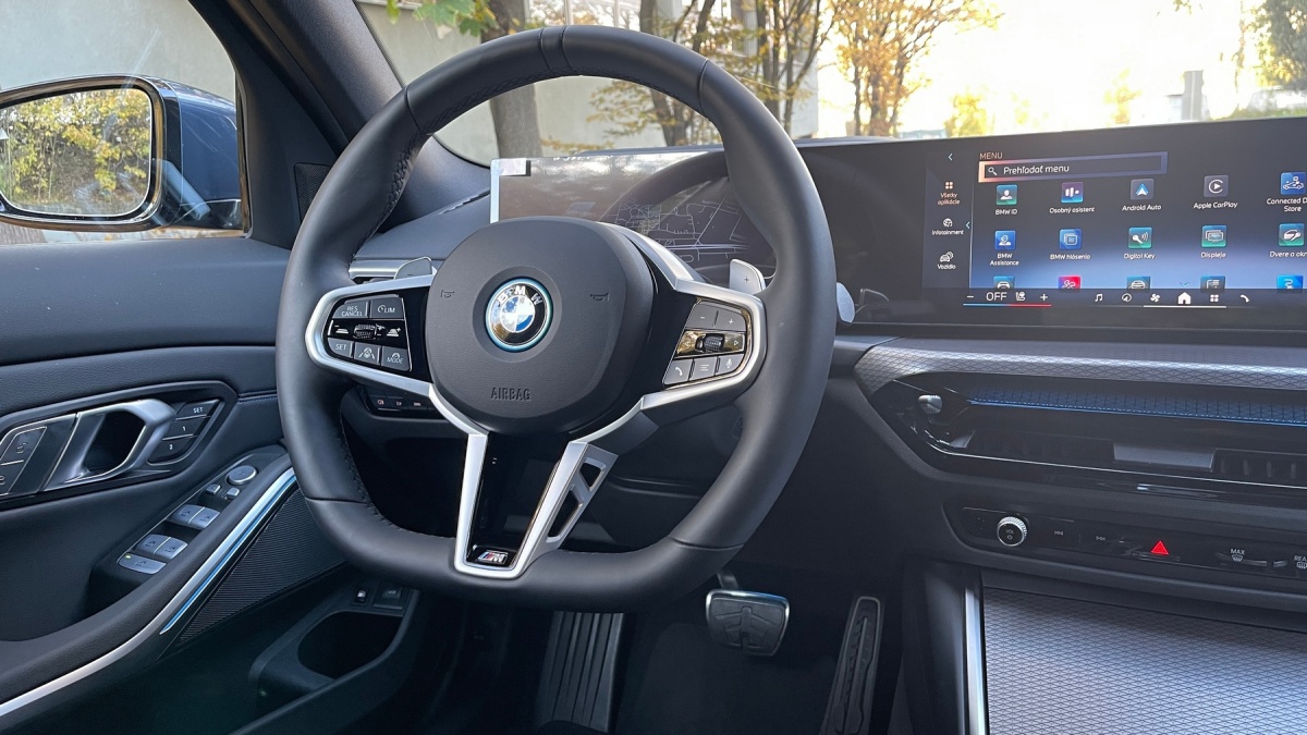 BMW 330e xDrive (2024)