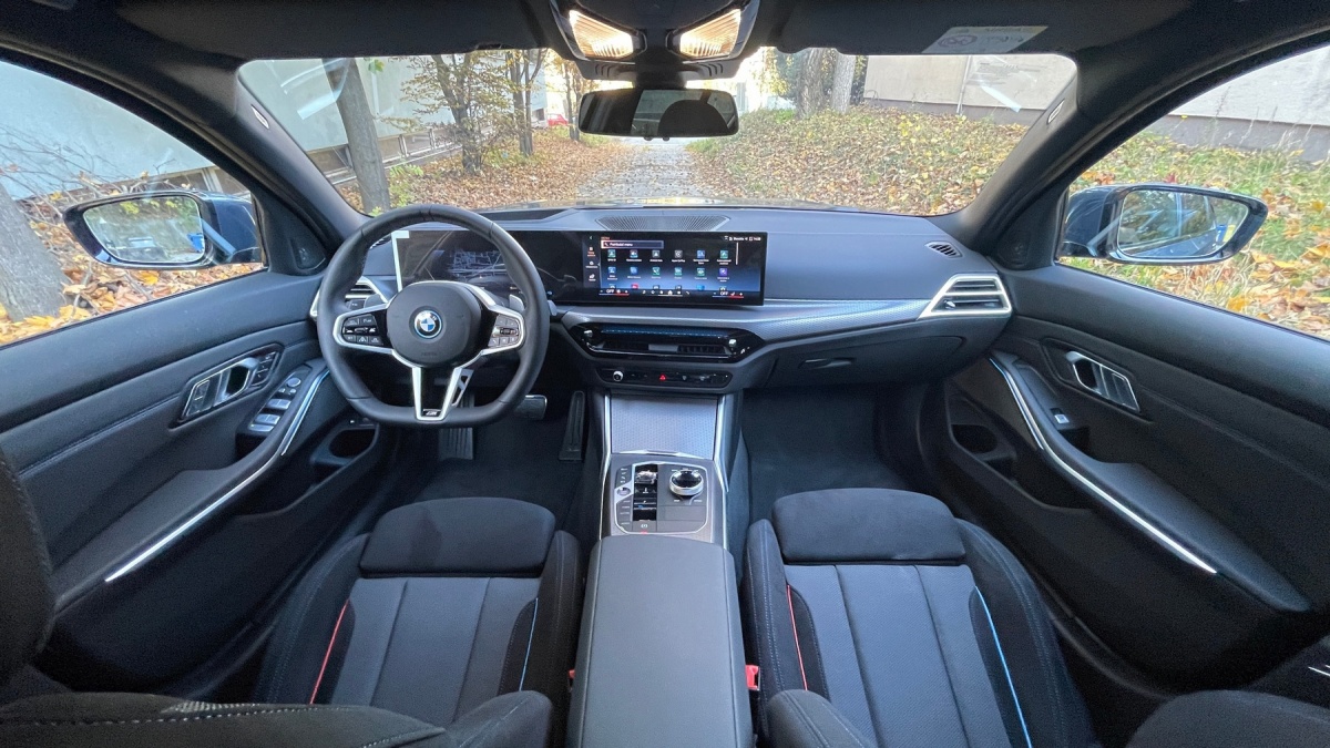 BMW 330e xDrive (2024)