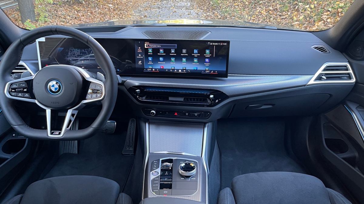 BMW 330e xDrive (2024)