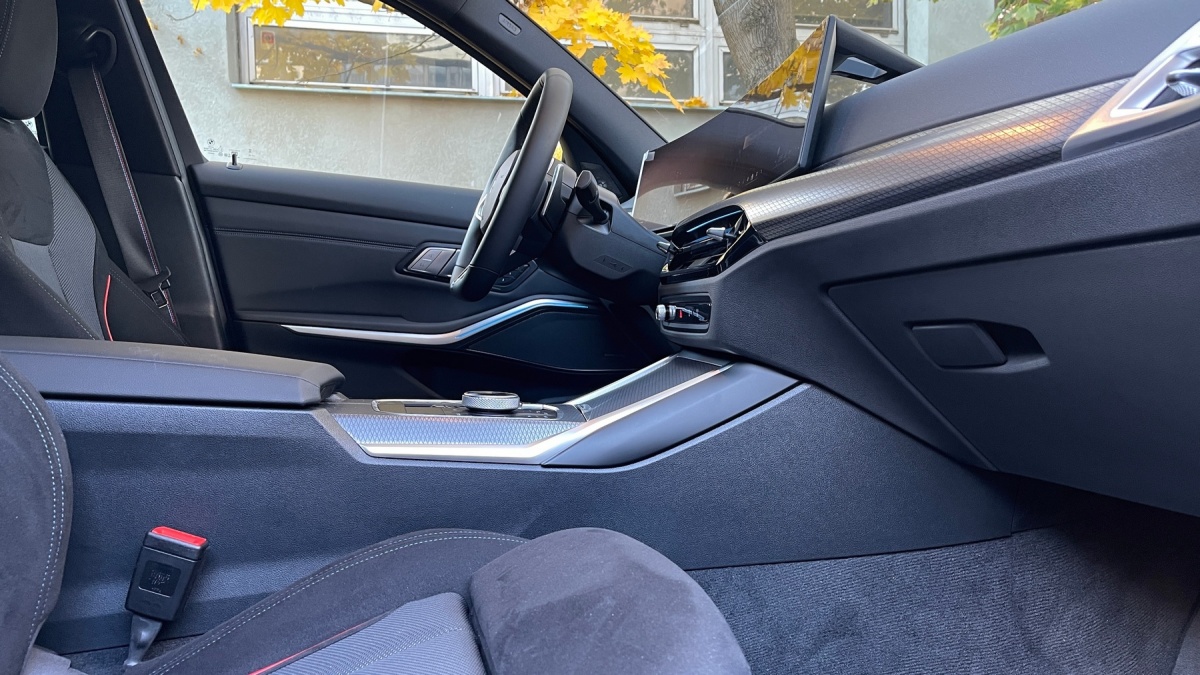BMW 330e xDrive (2024)