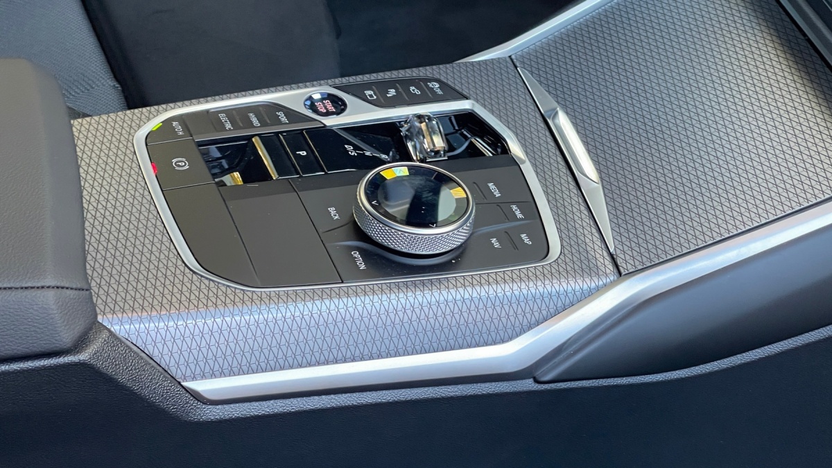 BMW 330e xDrive (2024)