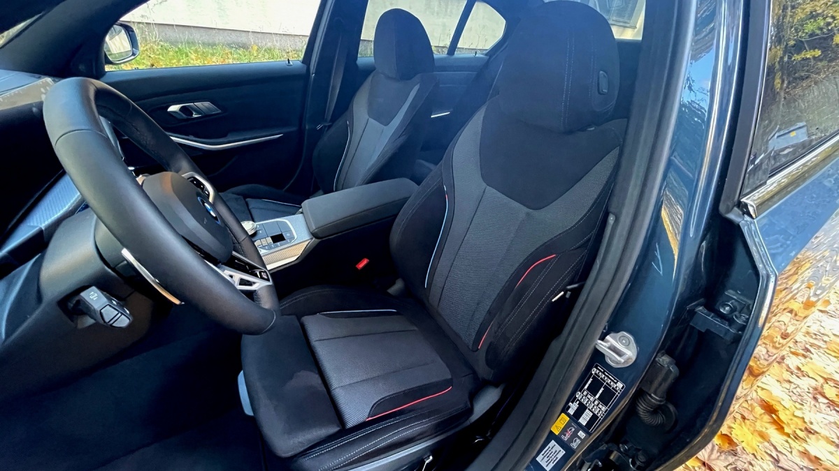 BMW 330e xDrive (2024)