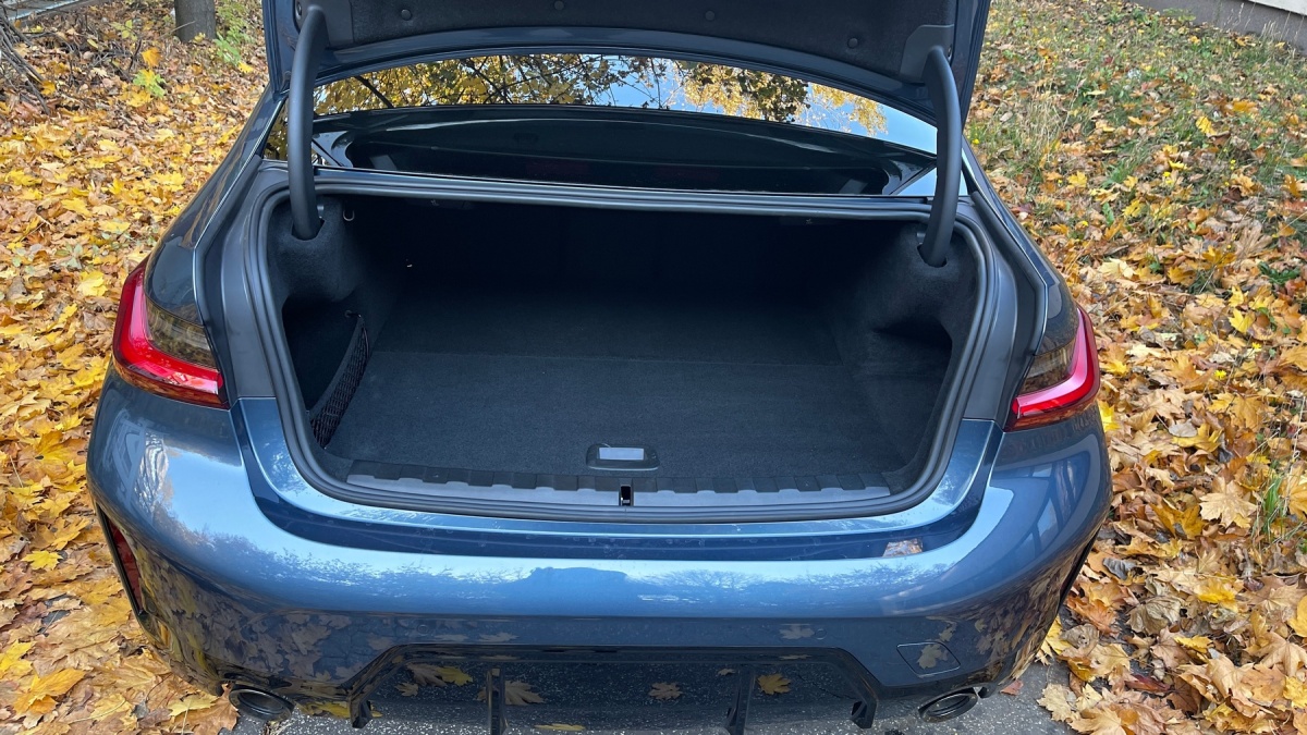 BMW 330e xDrive (2024)