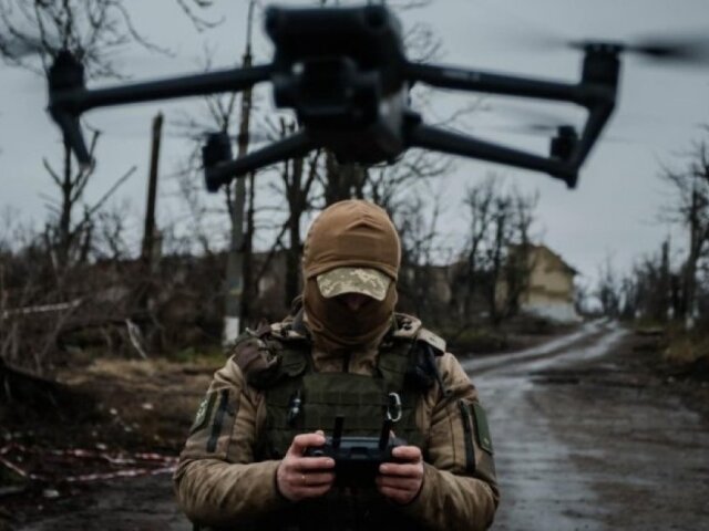 Ukrajinský vojak pilotuje FPV dron