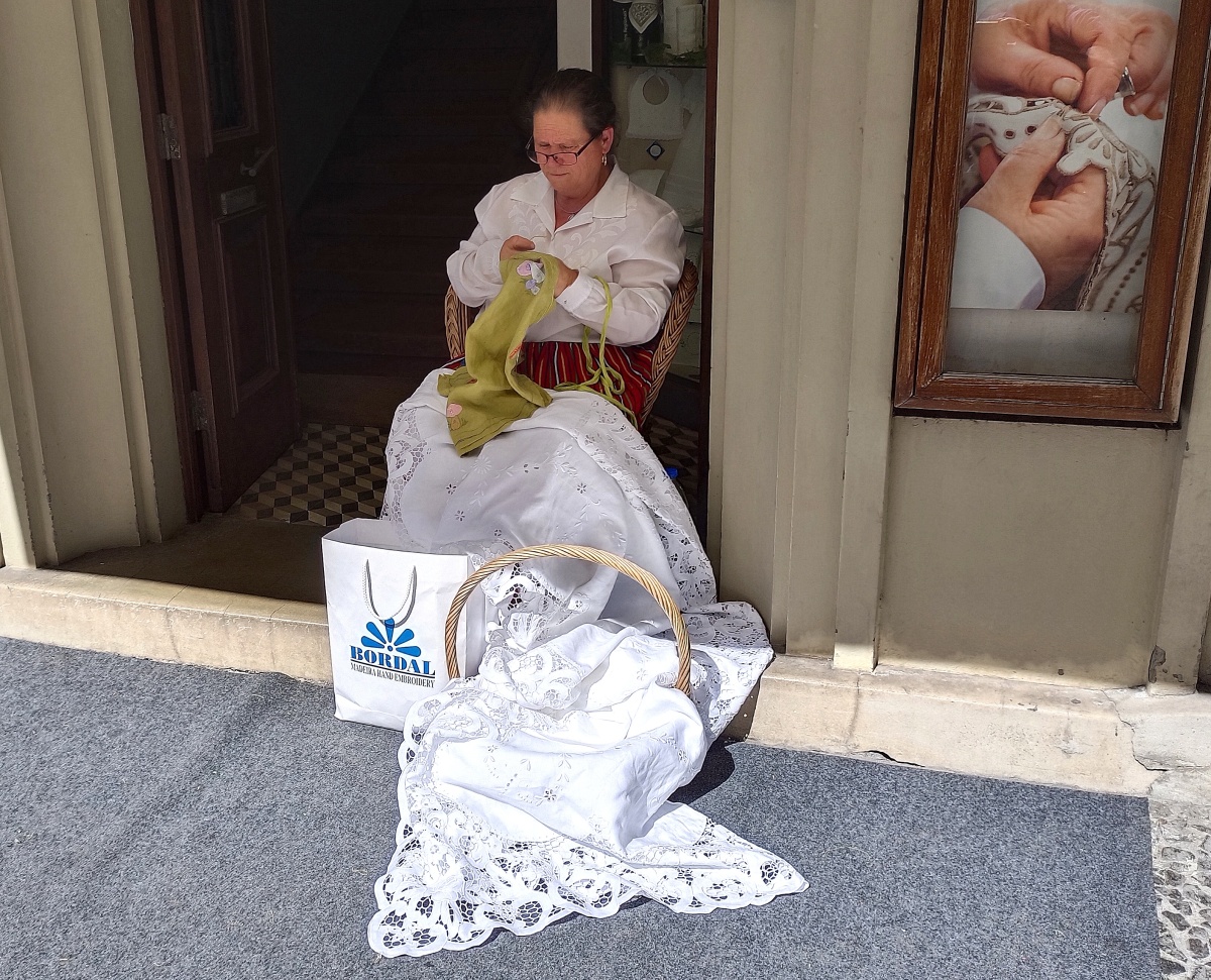 Cipkarka pri praci v uliciach Funchalu, madeira