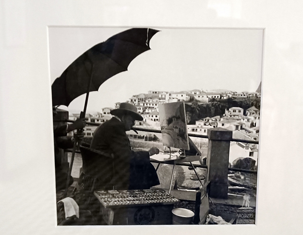 Dobova fotografia  Churchilla ako maluje v januari 1950 Cmara de Lobos, madeira