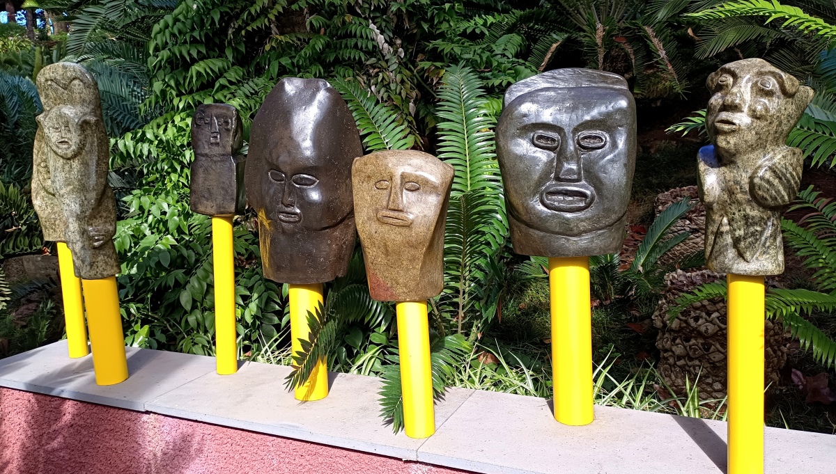 madeira, Africke sochy z kmena Shona  povodom zo Zimbabwe  ktore tvoria kolekciu- Sculpture Garden v Palace Monte