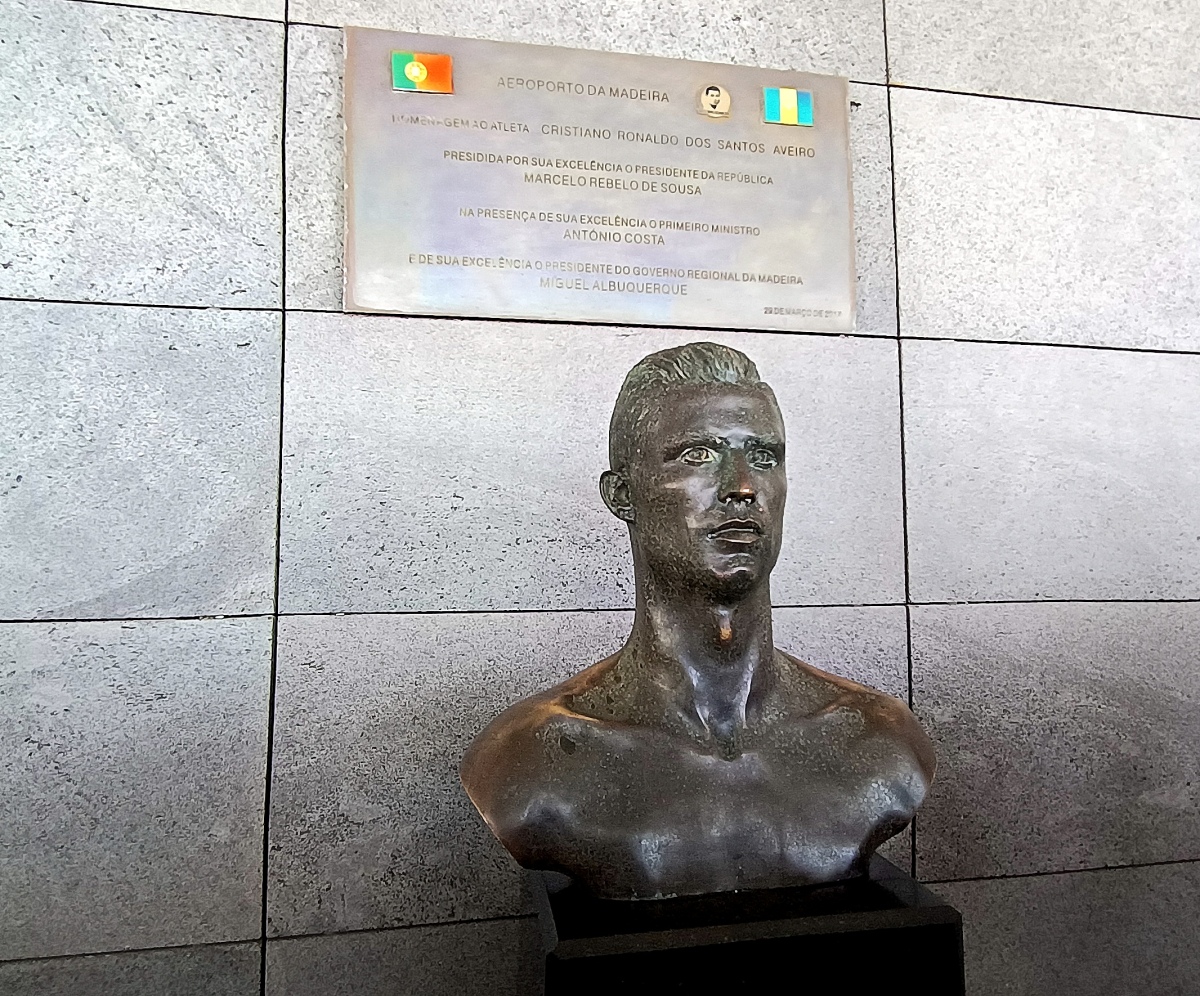 madeira, Busta Ronalda na letisku  ktore nesie jeho meno