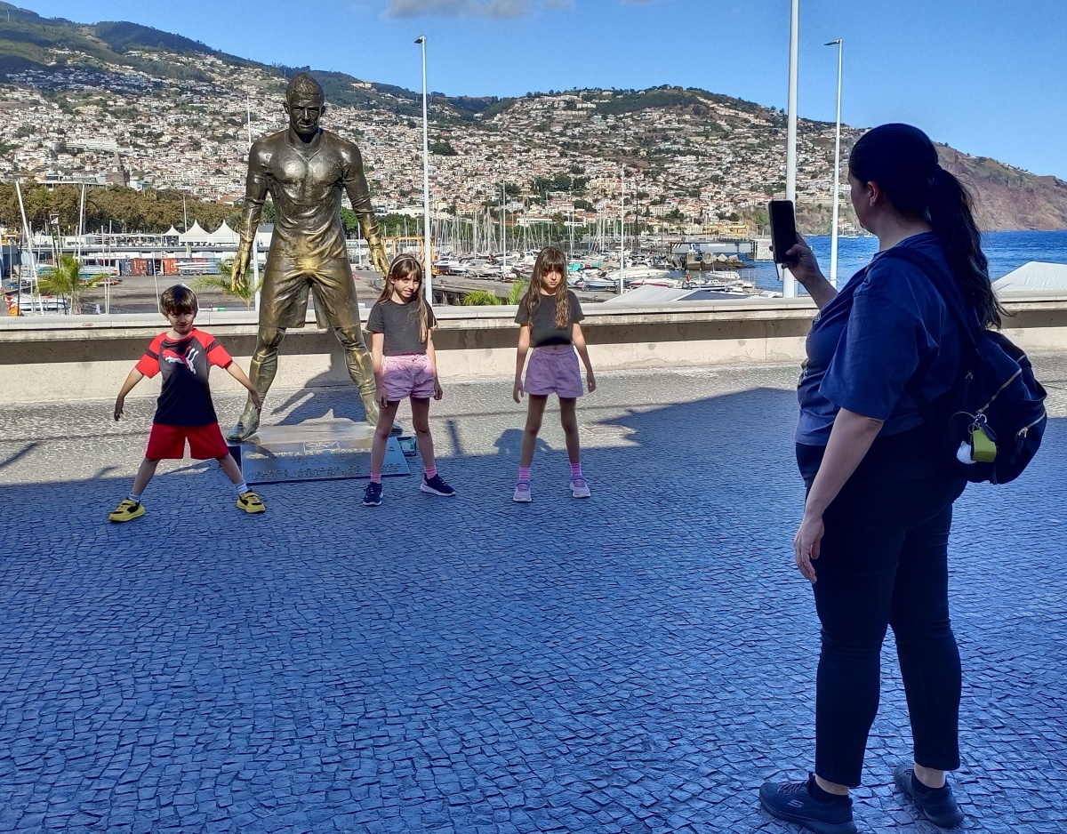 Socha Ronalda pred jeho muzeom CR7, madeira