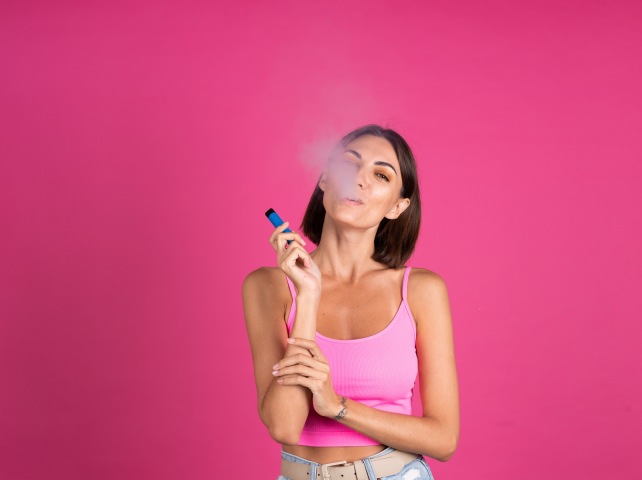 žena, vape, fajčenie, fajčiarka