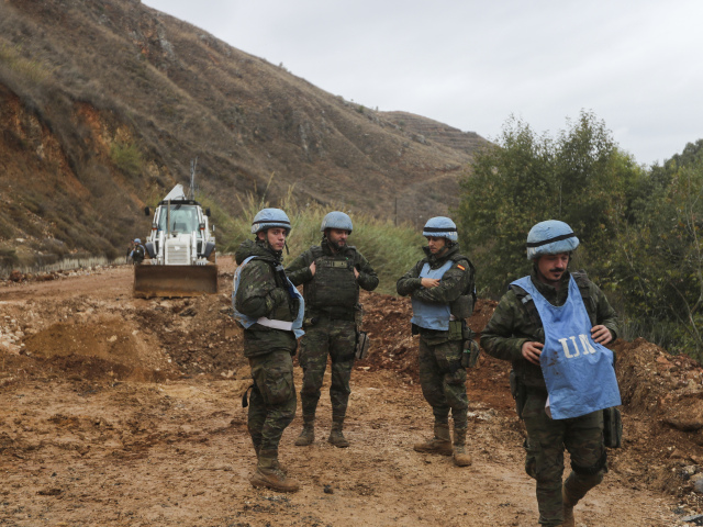 Príslušníci UNIFIL v oblasti Khardali v južnom Libanone po uzavretí prímeria medzi Izraelom a Hizballáhom 27. novembra 2024. (AP Photo/Mohammed Zaatari, File)