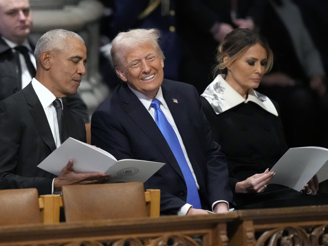 Obama vyzval Američanov, aby Trumpovi vystavili účet. Jeho Biely dom prirovnal k reštaurácii Saddáma Husajna
