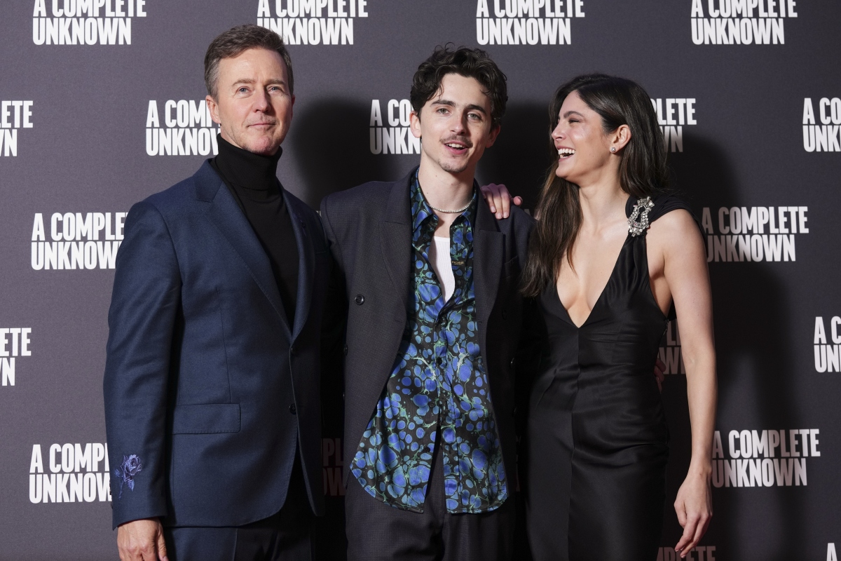 Edward Norton, Timothee Chalamet a Monica Barbaro