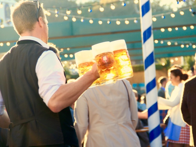 Oktoberfest, pivo, krčma, čašník