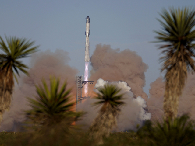 SpaceX Starship SuperHeavy vesmírna raketa