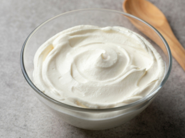 Crème fraîche nedostať všade. Ak vám chýba do receptu, takto ho môžete nahradiť