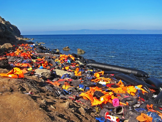 migranti, záchranné vesty, čln, loďka, pobrežie, beh, pláž, neporiadok, odpad, špina, znečistenie, stroskotané, utečenci