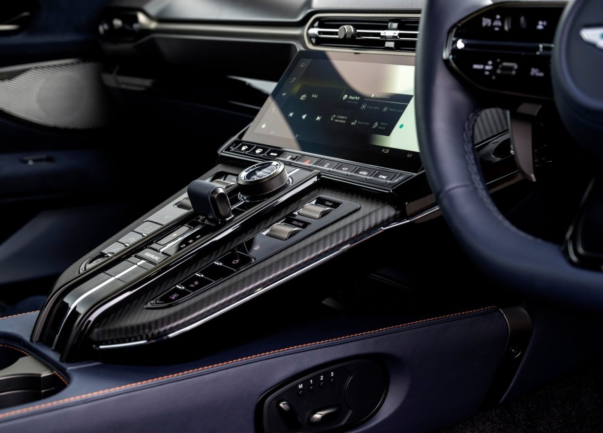 Aston Martin Vantage 2026 25