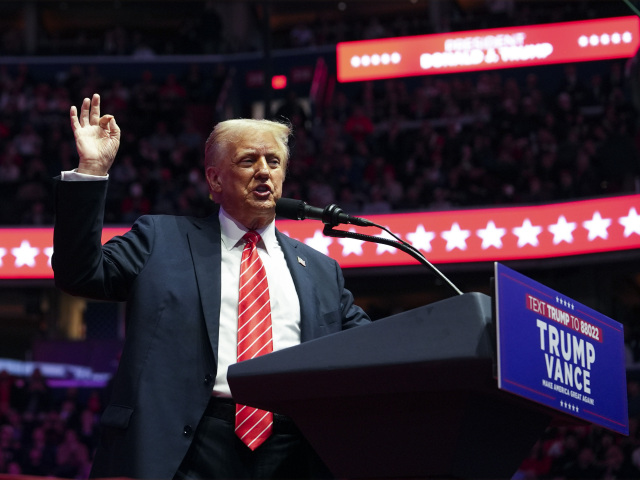 Novozvolený prezident Donald Trump hovorí na zhromaždení, ktoré sa uskutočnilo pred 60. prezidentskou inauguráciou v nedeľu 19. januára 2025 vo Washingtone.