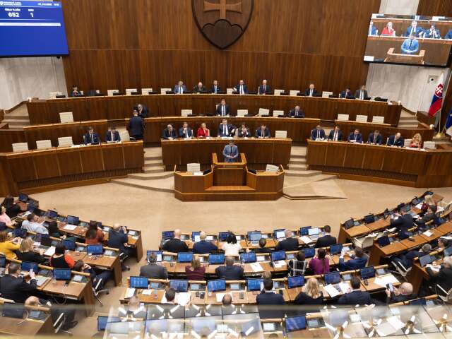 hlasovanie o vyslovenĂ­ nedĂ´very, parlament,