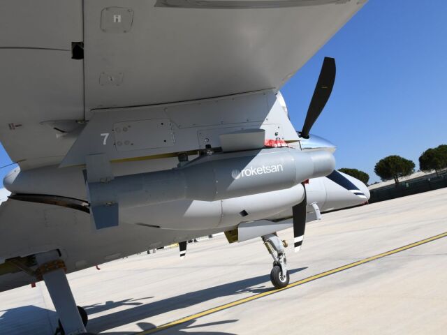 Munícia Roketsan MAM-T pripevnená na dron.