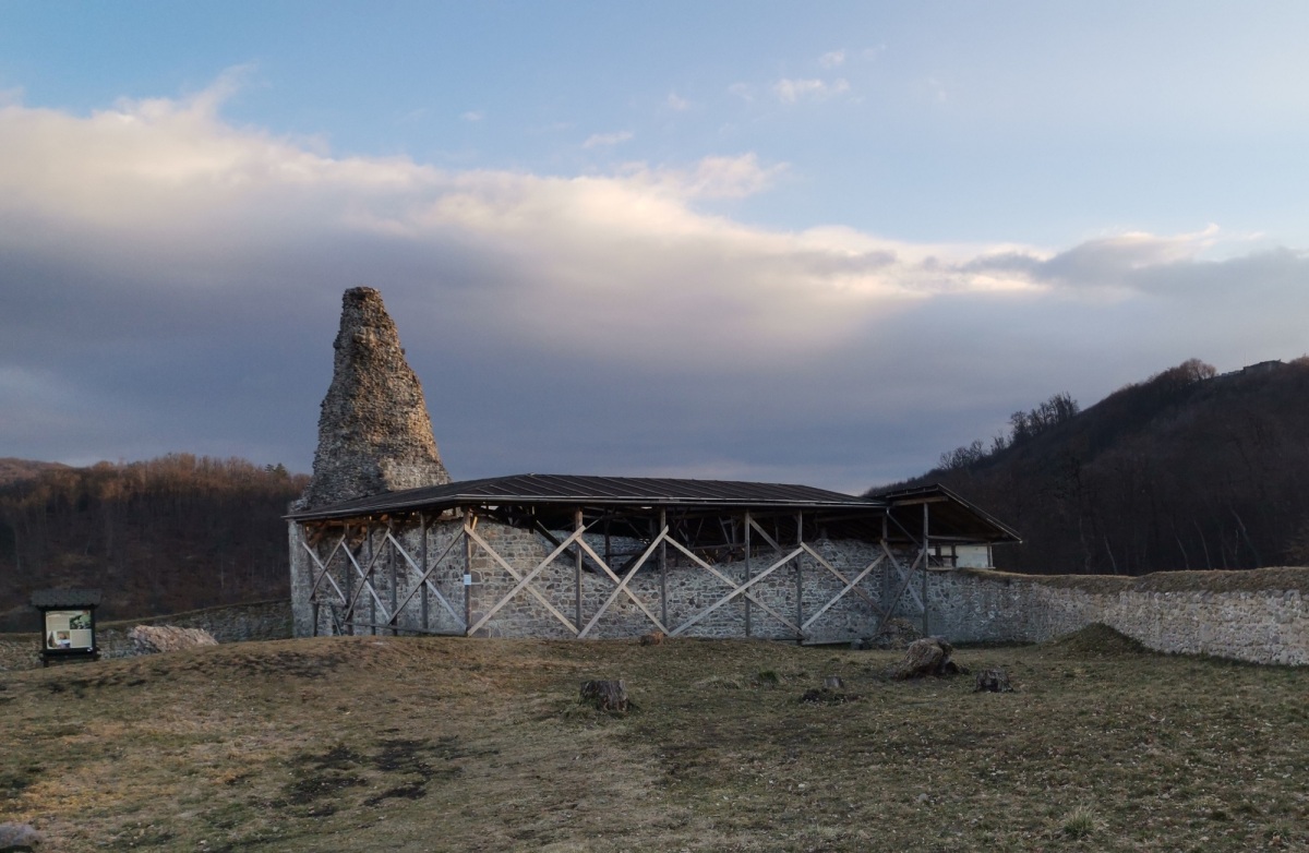 vykopaná veža, Pustý hrad