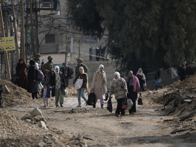 Dženín - Vysídlené Palestínčanky si odnášajú osobné veci počas evakuácie utečeneckého tábora v rámci izraelskej vojenskej operácie v meste Dženín na Západnom brehu Jordánu vo štvrtok 23. januára 2025. AFP pripomína, že Dženín a miestny utečenecký tábor sú považované za bašty palestínskych militantných skupín. Izraelské sily tam pravidelne vykonávajú razie. FOTO TASR/AP