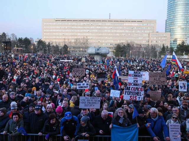 protest, demonštrácia, transparenty, Slovensko patrí do EÚ