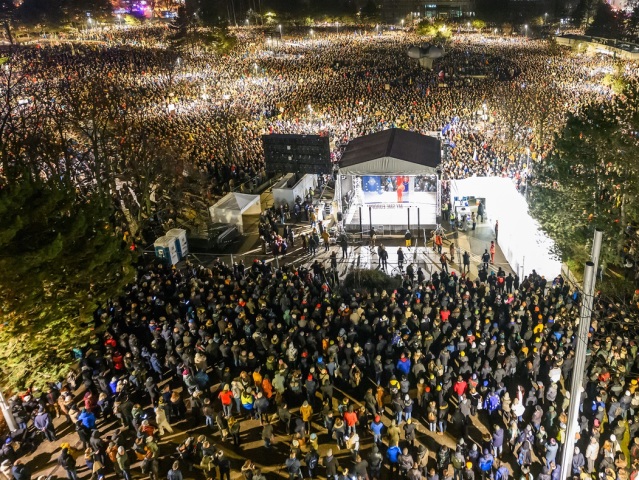 SR Mier Ukrajine protesty EÚ NATO Bratislava, protest, demonštrácia, transparenty, Slovensko patrí do EÚ