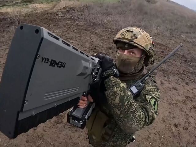 Ruský vojak na fronte, ktorý má za úlohu zostreľovať ukrajinské drony. (Snímka je z polovice januára tohto roku.) Do ruskej armády berú aj ťažkých zločincov, ktorí sú ochotní zapojiť sa do boja proti Ukrajine.