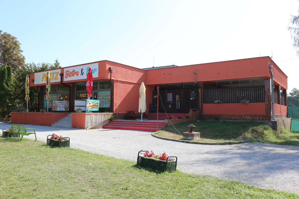 Obnovena bola aj budova nedaleko bazena