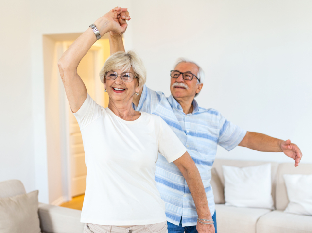 tancujúci dôchodcovia, šťastný dôchodcovia, seniori, dôchodci
