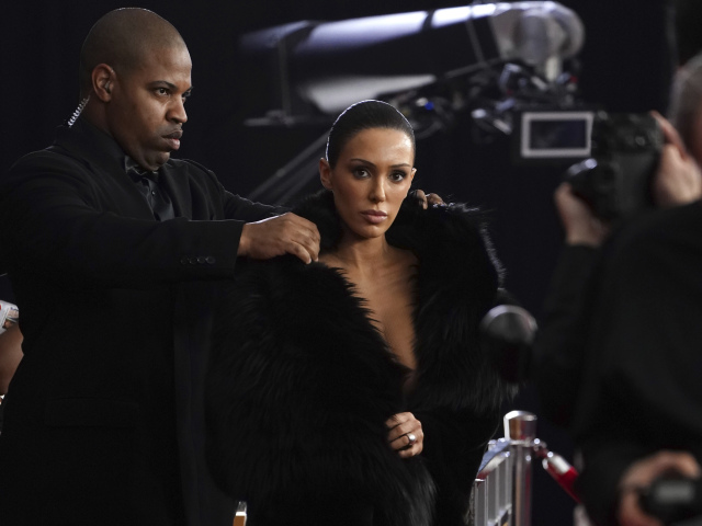 Bianca Censori prichádza na 67. ročník cien Grammy Awards.
