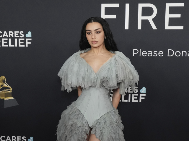 Charli XCX na 67. ročníku Grammy Awards v kreácii Jean Paul Gaultier. 