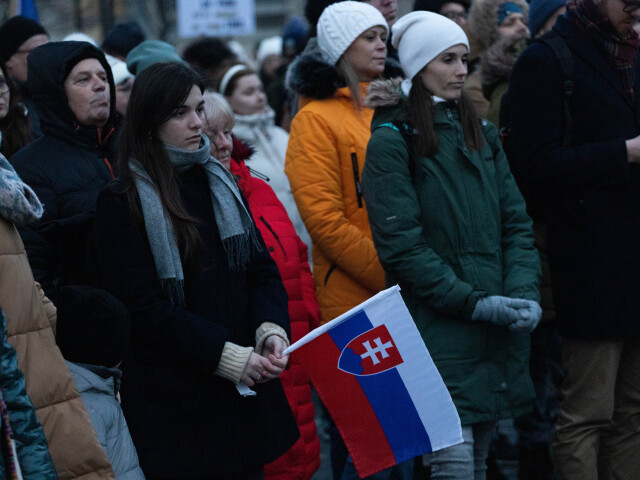 Protivládny protest, Trnava, Slovensko je Európa, transparent, slovenská vlajka, zlaté vane,