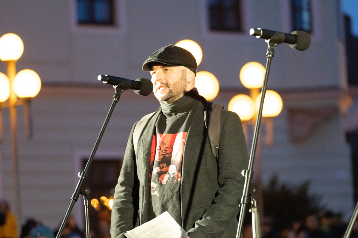 Protivládny protest, Trnava, Slovensko je Európa, transparent, slovenská vlajka, zlaté vane, Peter Bestvina