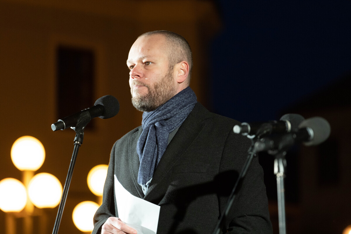 Protivládny protest, Trnava, Slovensko je Európa, transparent, slovenská vlajka, zlaté vane, Victor Breiner