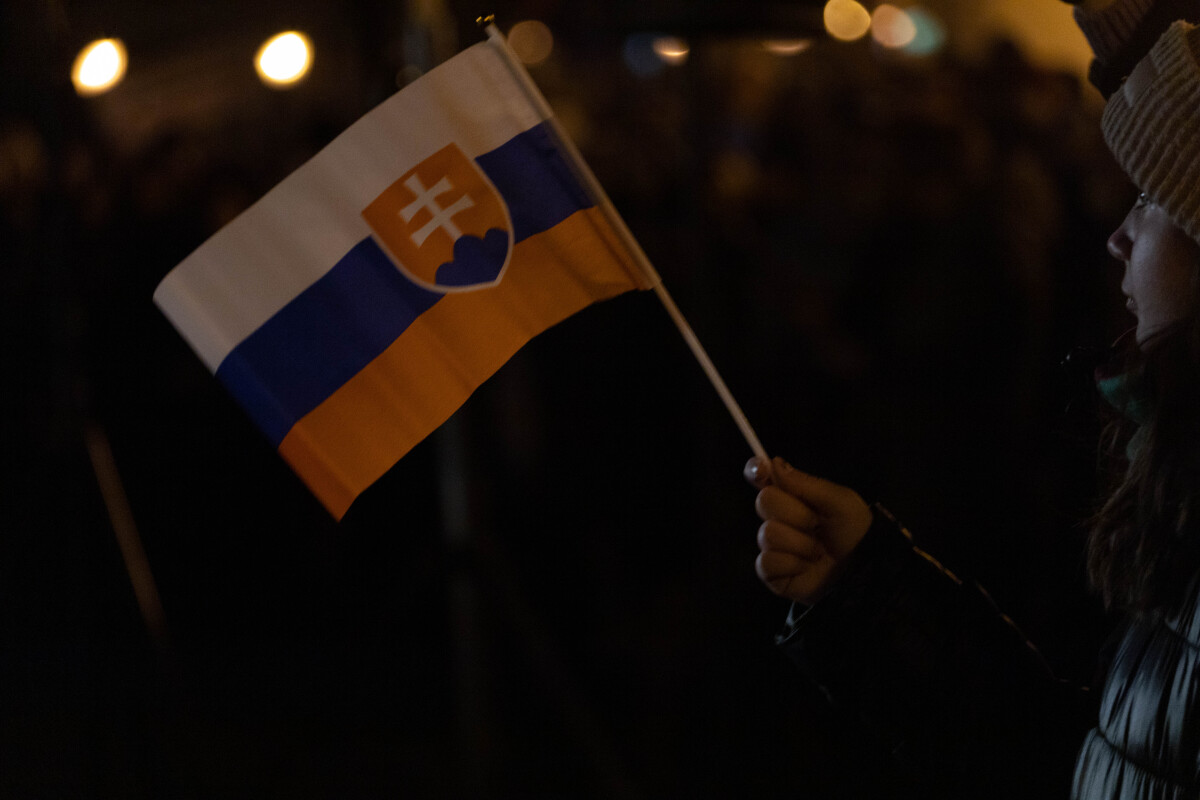Protivládny protest, Trnava, Slovensko je Európa, transparent, slovenská vlajka, zlaté vane,