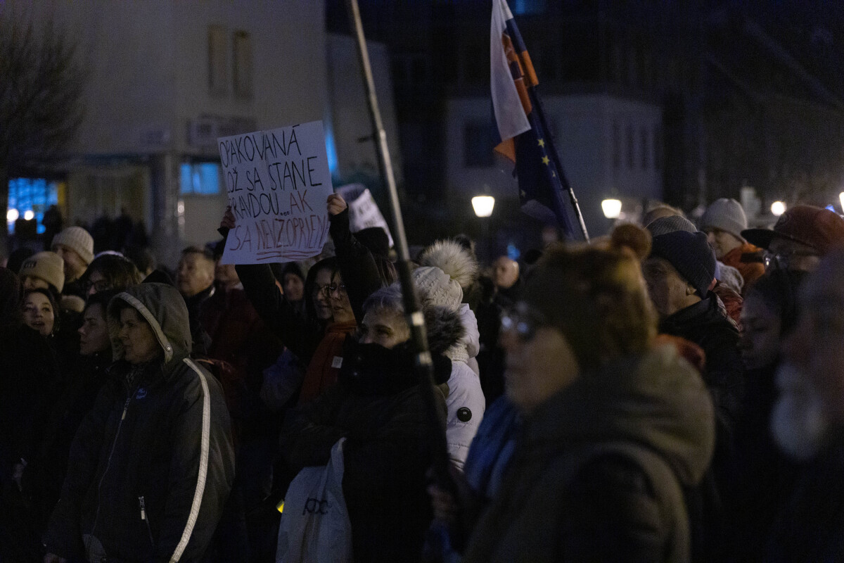 Protivládny protest, Trnava, Slovensko je Európa, transparent, slovenská vlajka, zlaté vane,