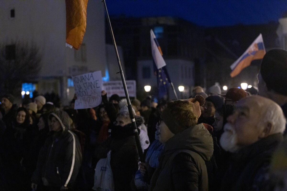 Protivládny protest, Trnava, Slovensko je Európa, transparent, slovenská vlajka, zlaté vane,